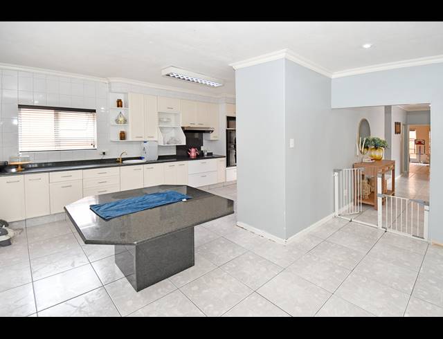 6 BEDROOM HOUSE FOR SALE IN CROWN NORTH